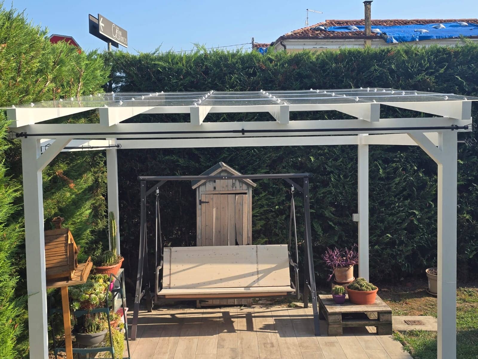 Gazebo in legno con dondolo e piante