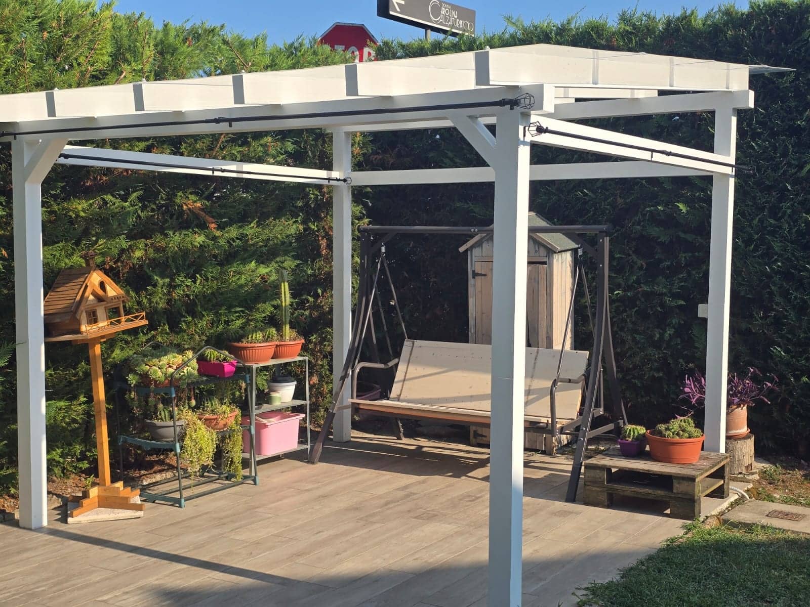 Gazebo in legno bianco con dondolo