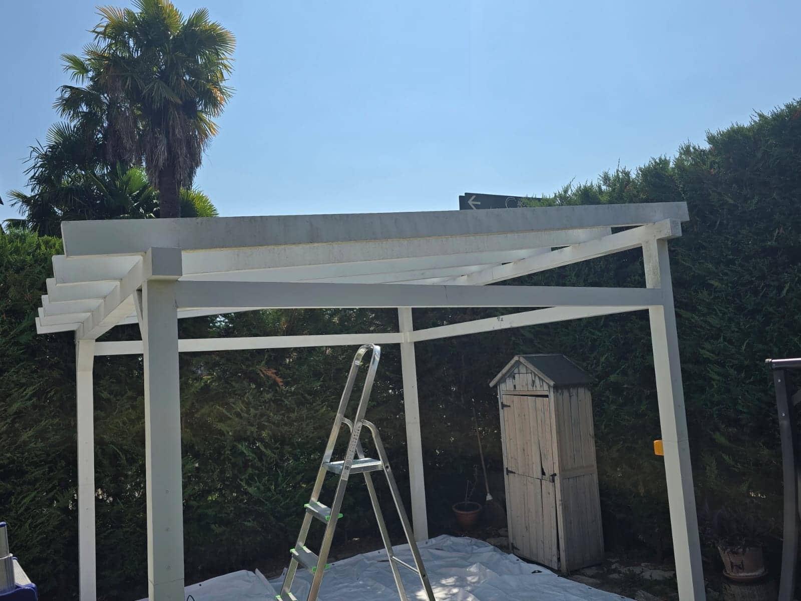 Montaggio della struttura di un gazebo in legno bianco