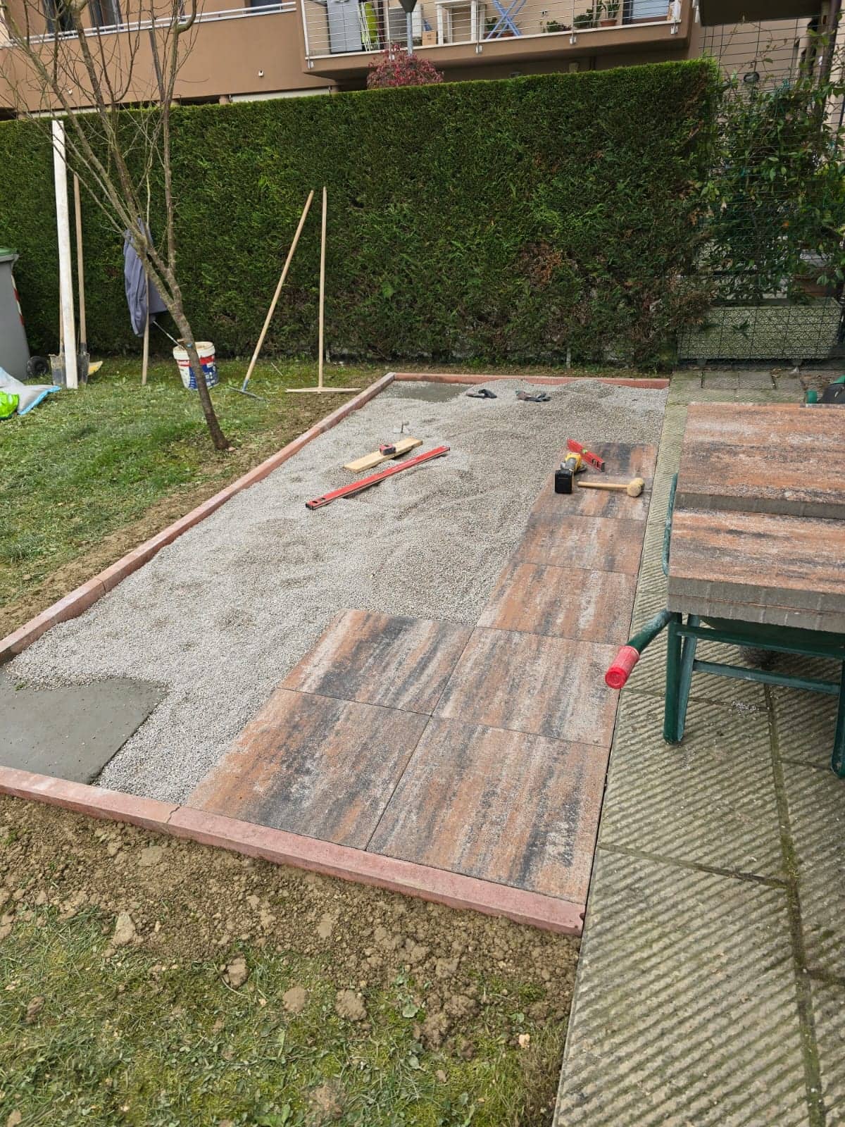 Posa delle piastrelle effetto legno