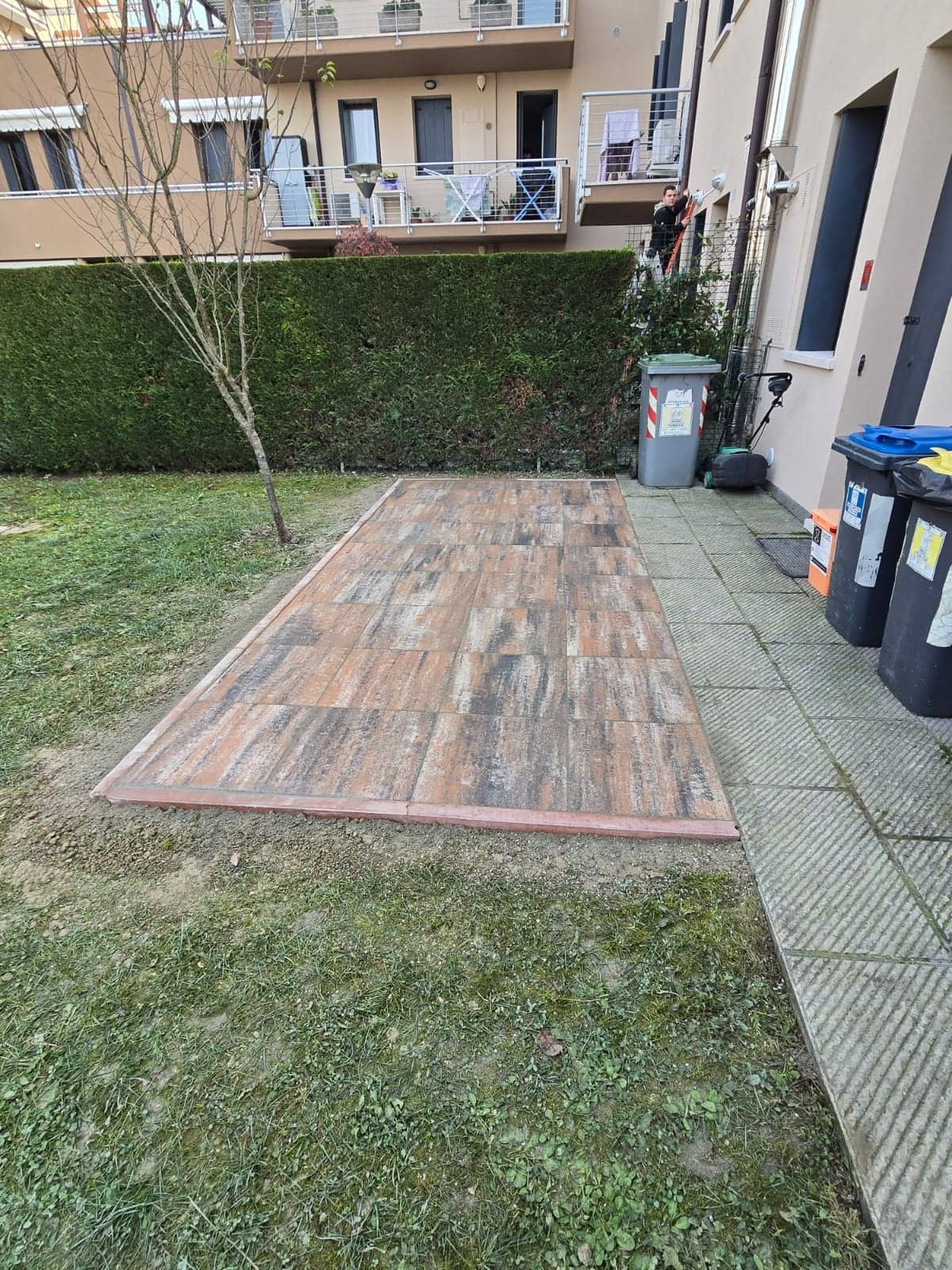 Pavimentazione effetto legno finita nel prato