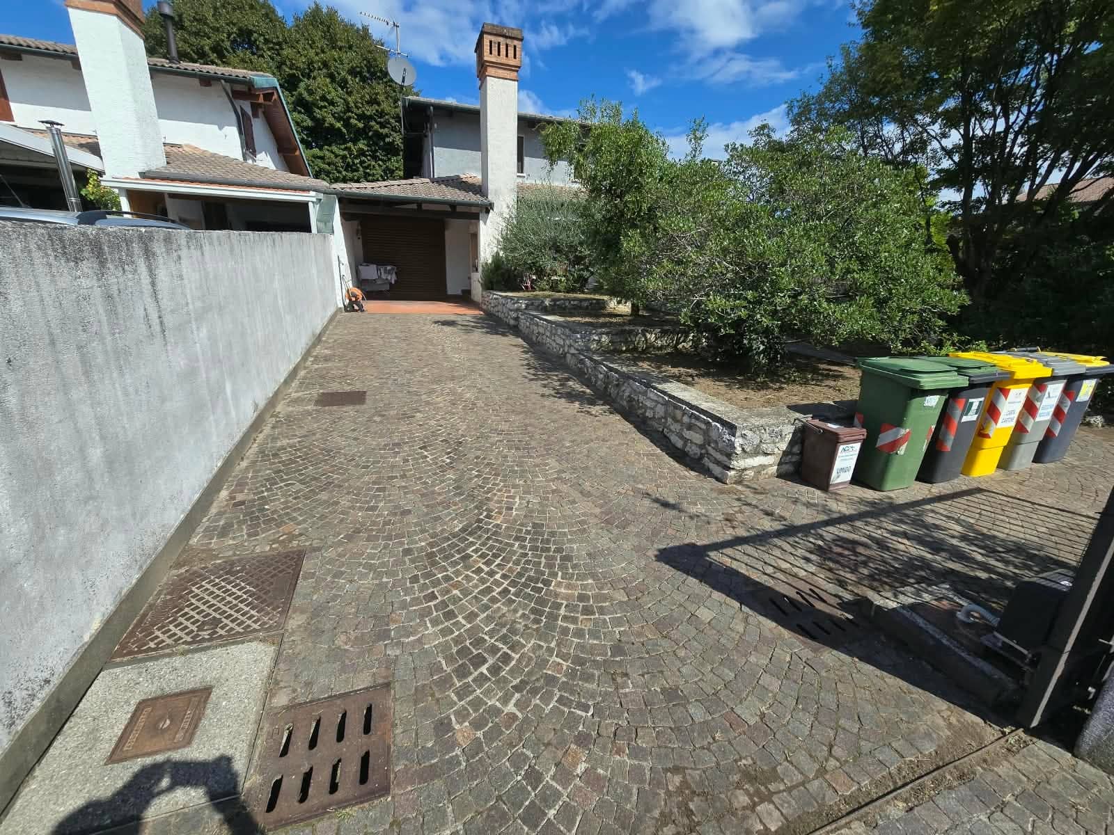 Cortile in cubetti di porfido ripulito dalle erbacce