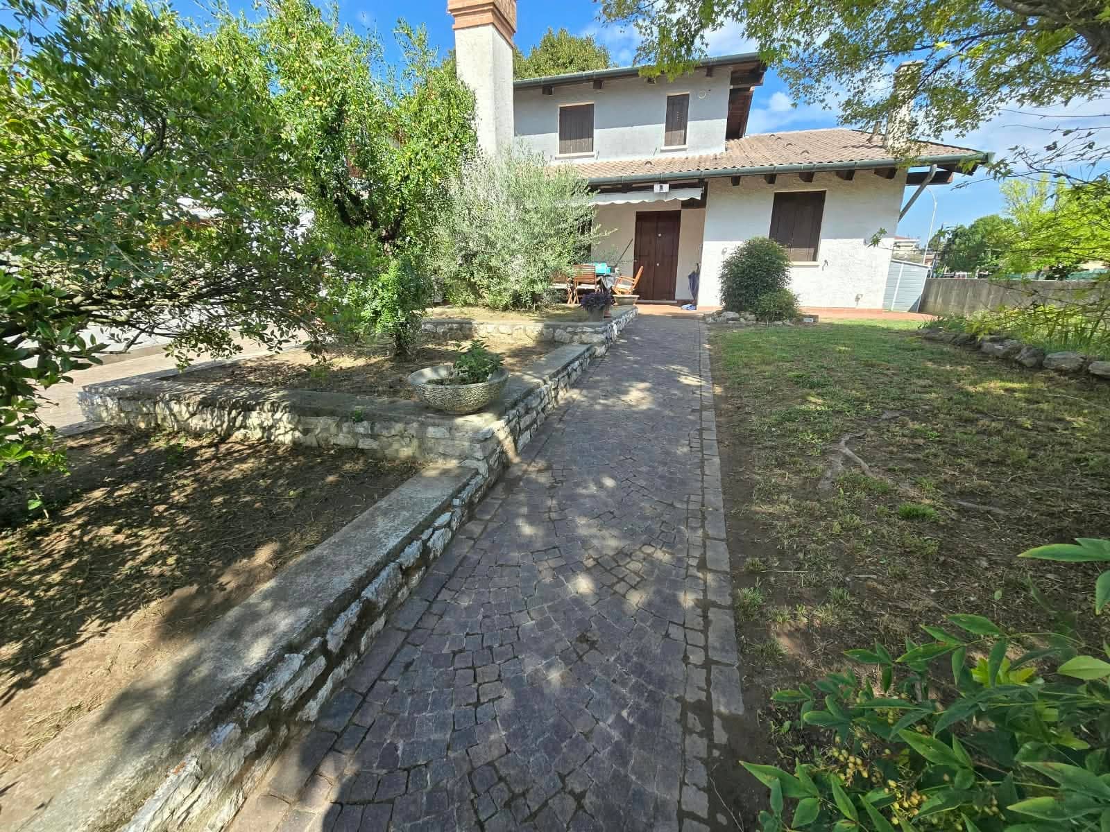 Vialetto d'ingresso in porfido e aiuole ripuliti